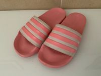 Adilette in rosa mit weißen Streifen Essen - Bredeney Vorschau