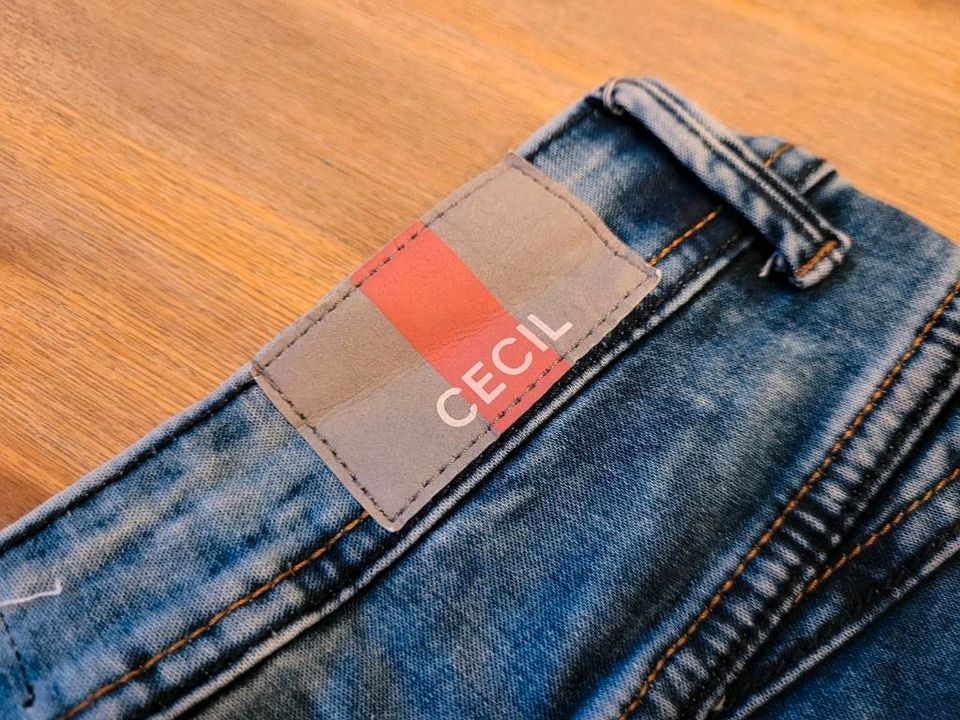 Cecil Scarlett Hose Jeans Capri 3/4 Gr. 27 / 22 wie neu in Saarbrücken