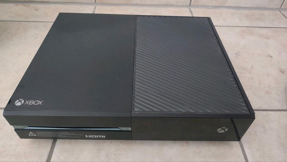 Xbox one mit zwei Controllern 500GB Speicher 5 Spiele in Spenge