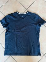 Blaues Tommy Hilfiger Shirt mit V-Ausschnitt Nordrhein-Westfalen - Meschede Vorschau
