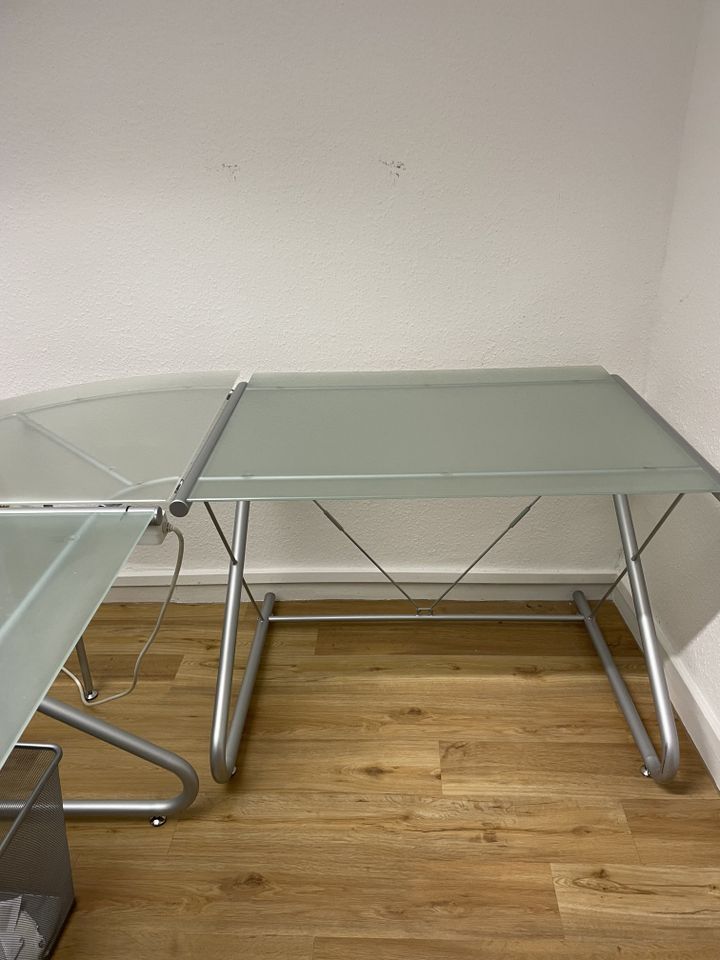 Schreibtisch über Eck aus Metall mit Glasplatten zu verkaufen in Göttingen