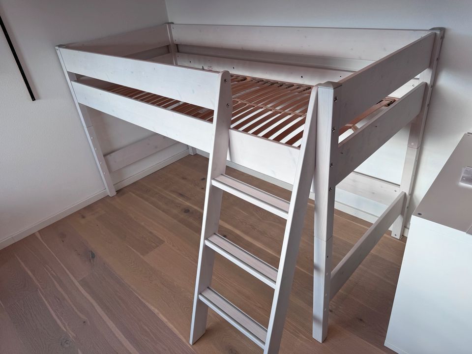 Kinder Hochbett von Paidi in weiss mit Lattenrost und Matratze in Landshut