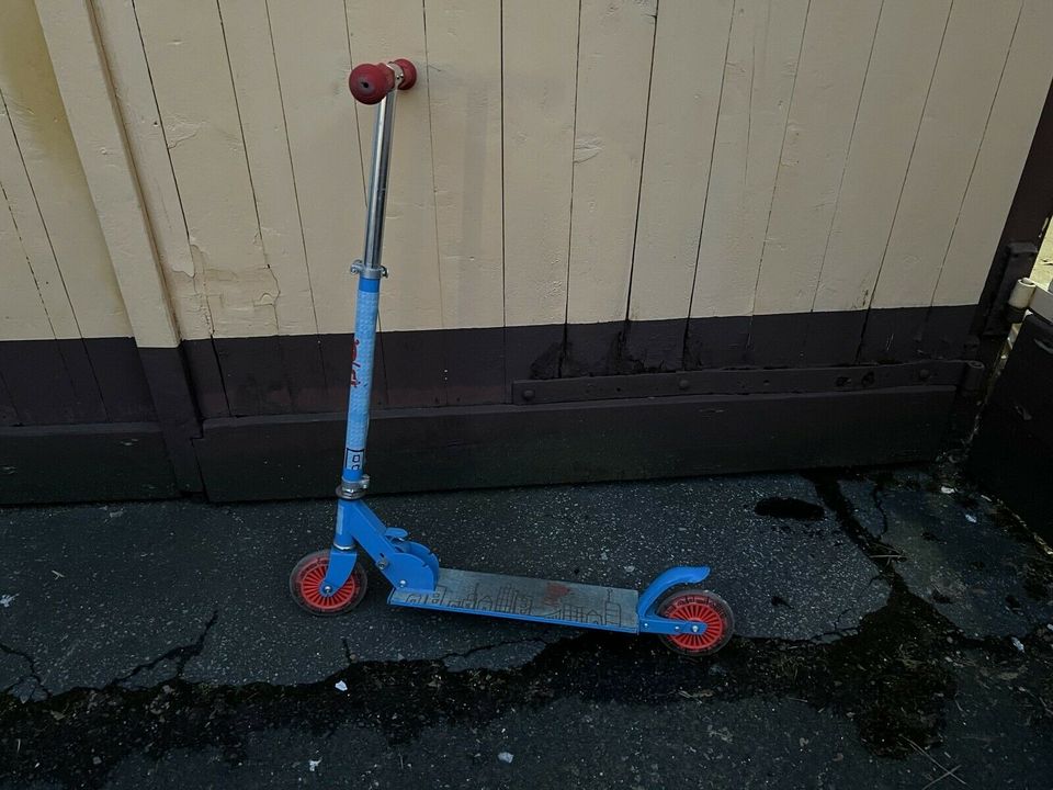 Roller Scooter für Kinder Fahrzeug draußen in Duisburg