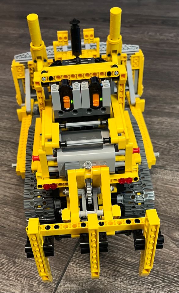 Lego Technic 8275 Bulldozer neuwertig mit OVP in Velbert