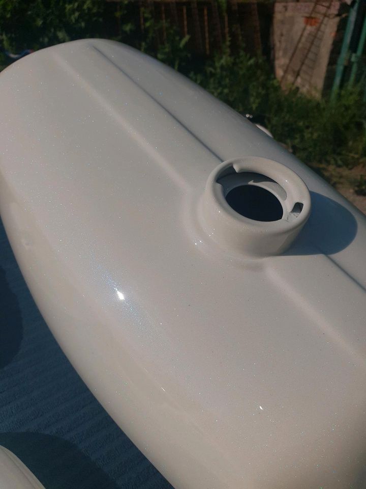 Simson Tank Seitendeckel NEU WIRBEL CANDY WHITE BLAU PEARL in Anrode