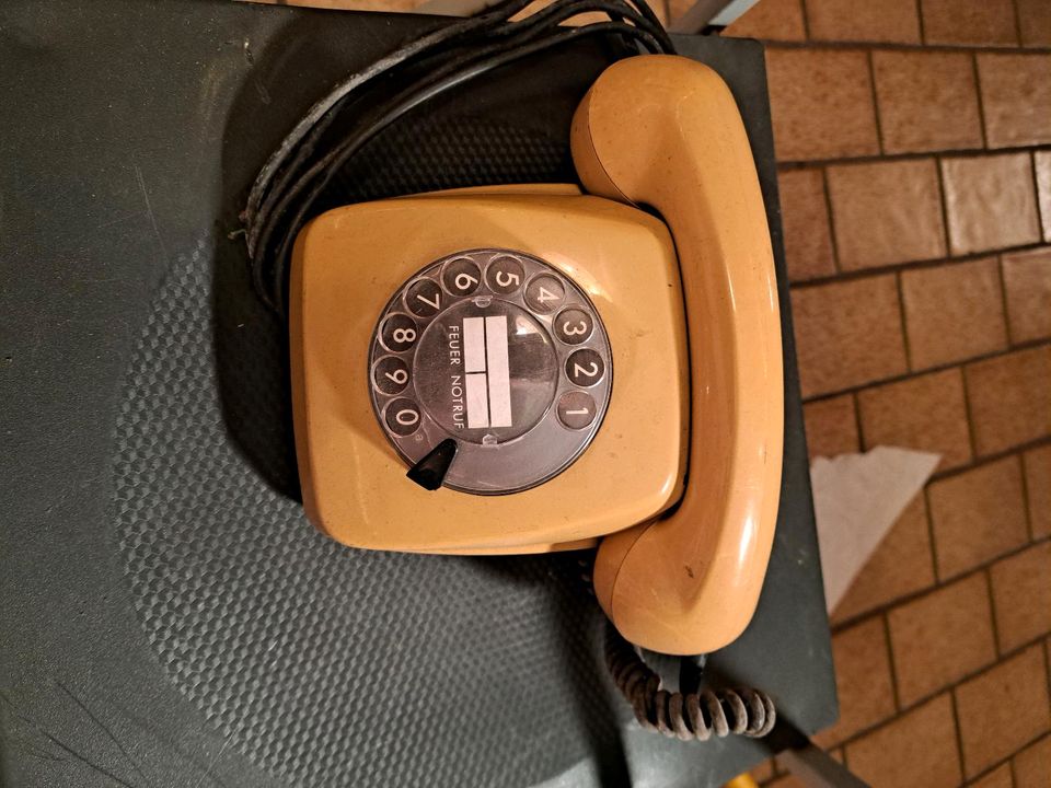 Alte Telefone mit Wählscheibe in Wülfrath