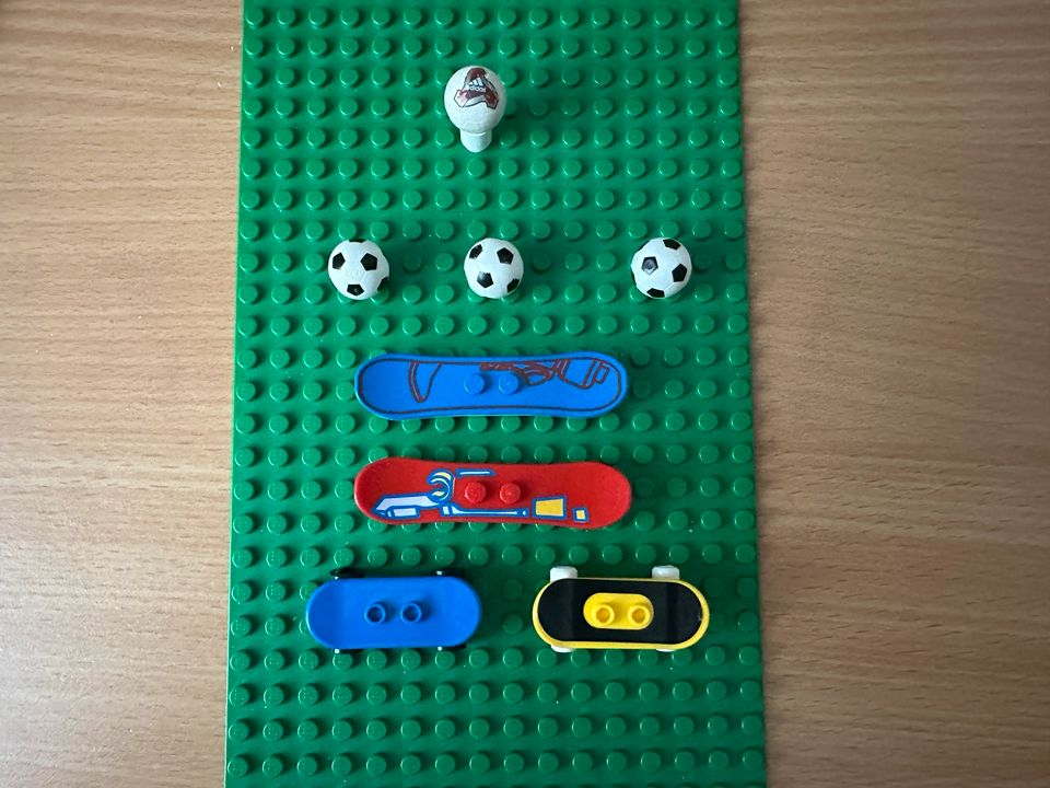 Lego Minifiguren Sport Bälle Boards in Bremen