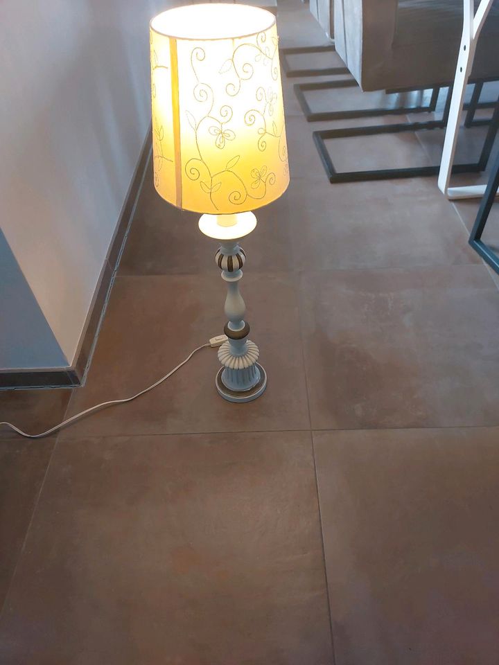 Hohe Stehlampe in Borken