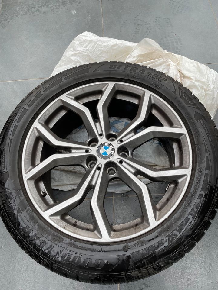 Original BMW Winterkompletträder 19 Zoll 245/50R19/105V good year in Frankfurt am Main