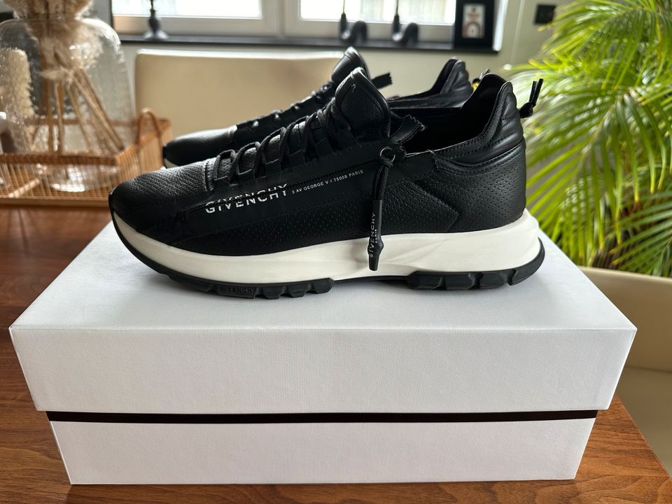 Givenchy Specctre Runner Sneaker Gr. 42 in Leverkusen