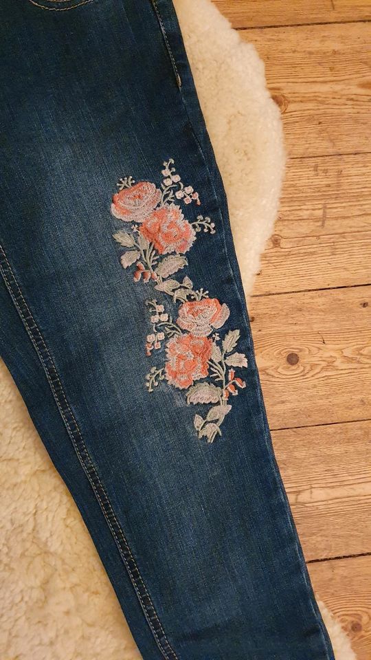 Jeans von Orsay Gr.34 mit Blumen in Wiesbaden