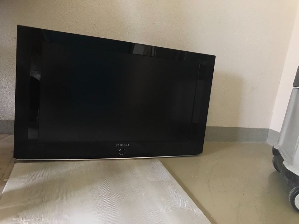 Samsung Fernseher LCD 32 Zoll in Altdorf