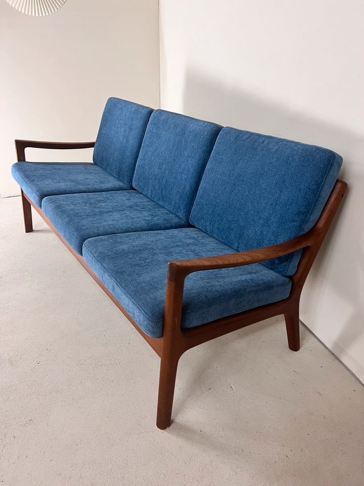 Dreisitzer Sofa Ole Wanscher Teak Vollholz neu gepolstert und bezogen Couch 60er Vintage Designercouch Holzsofa Mid Century Design Dänemark in Berlin