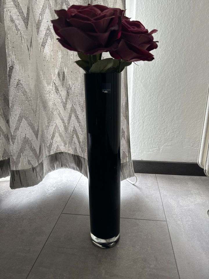 Decorate vase mit schönen Blumen in Hamburg