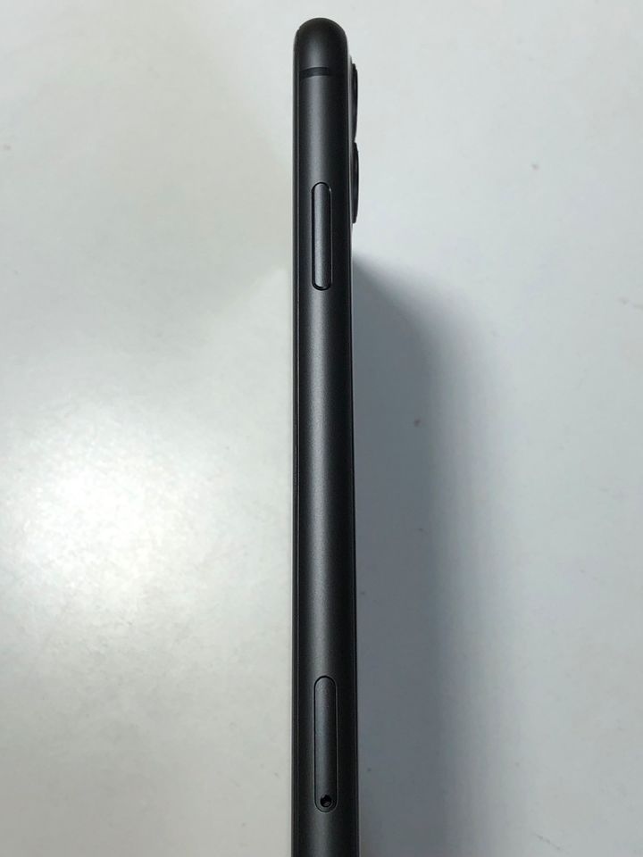 Apple iPhone 11 64Gb schwarz Simlock frei in München