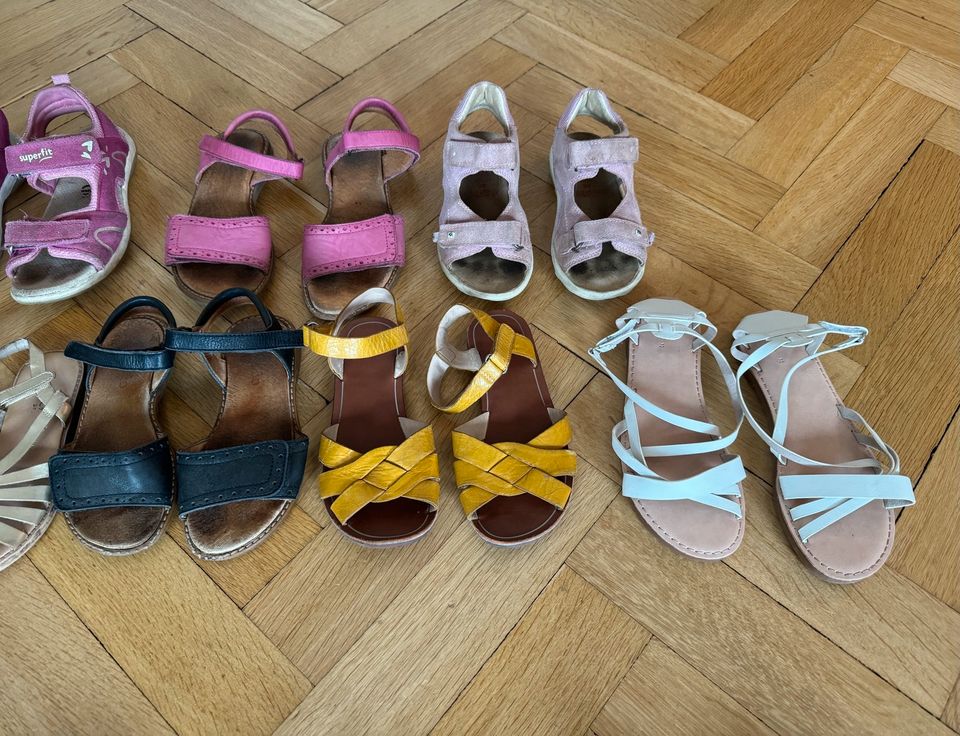 Schuhe Kinderschuhe Sandalen Mädchen Superfit Bisgaard Crocs Zara in Frechen