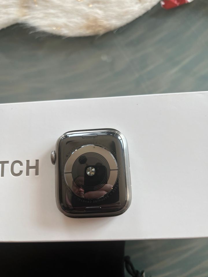 Apple Watch Series 5 Titan LTE in Losheim am See