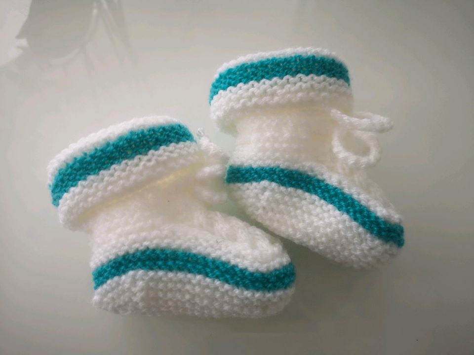 Erstlingssöckche, Baby Schuhe, Socken Neu gestrickt, handgemacht. in Balingen