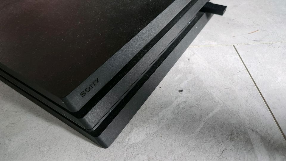 PS4 Pro funktioniert Ohne Probleme Sehr leise. in Recklinghausen