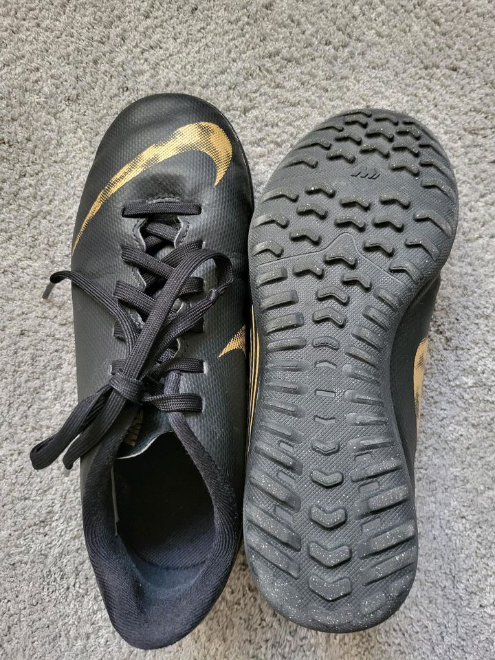 Fußball Schuhe mit Noppen von Nike in Leer (Ostfriesland)