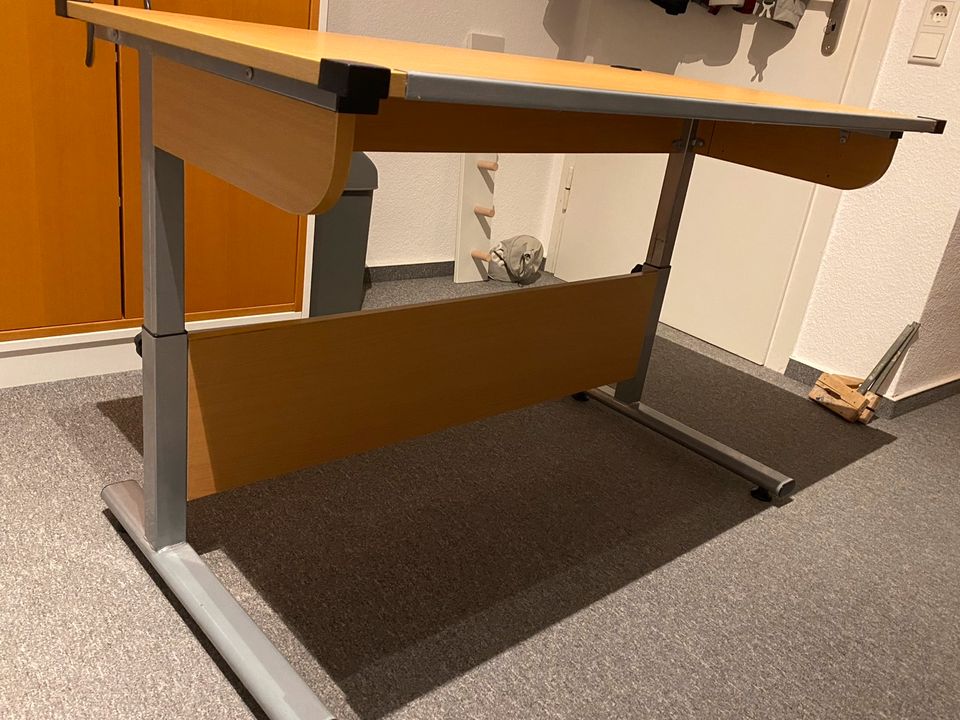 Schreibtisch, höhenverstellbar, - perfekt für Kinder in Datteln