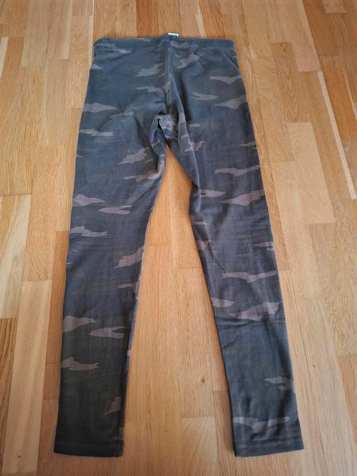 Braune Leggings mit Camouflage Muster Größe M von Garage in Bühl