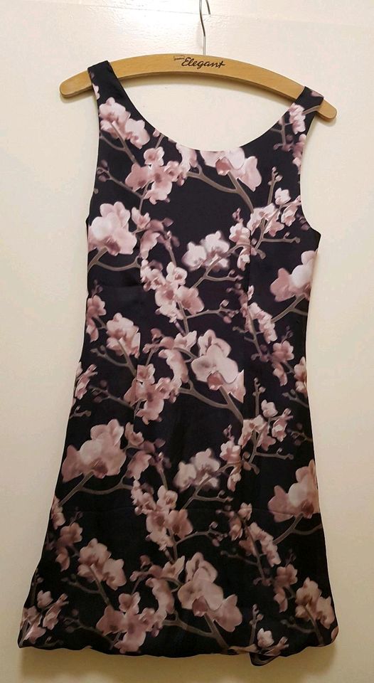 Wunderschöne Kleid 100%Polyester Gr 34 in Köln