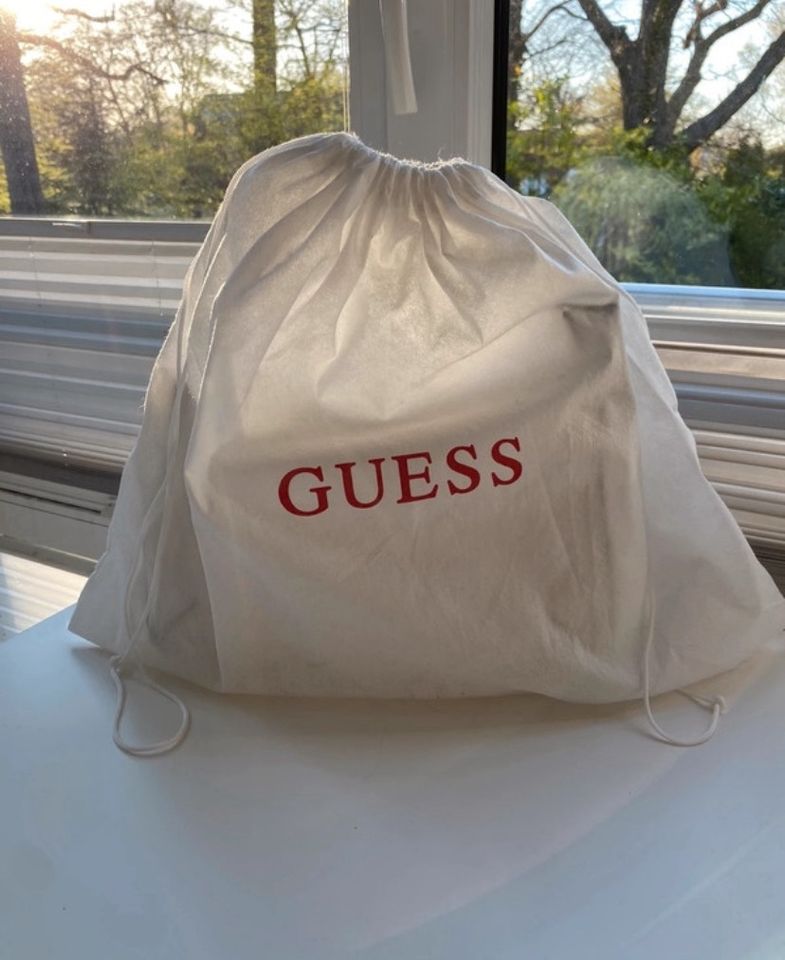 Guess Schultertasche Hobo Bag Weiß in Eichenau