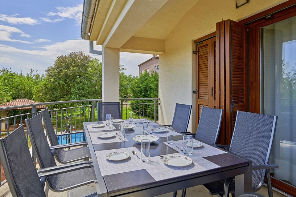 Ferienhaus mit Pool in Liznjan (Kroatien) für 12 Personen in Regensburg