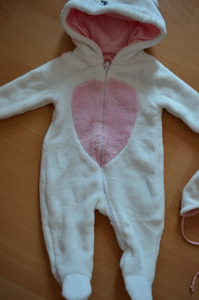 NEU niedlicher FLAUSCH OVERALL Grösse 62 BABY SWEETS + MÜTZE 39cm in Hoyerswerda