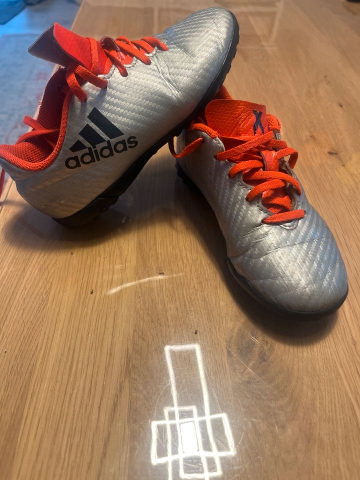 Kinder Adidas X multinocken Fußballschuhe fussball Schuhe Gr. 30 in Velbert