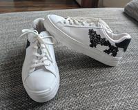 Schuhe weiß mit schwarz gestickten Blumen Gr. 38 Graceland Saarbrücken-Dudweiler - Dudweiler Vorschau