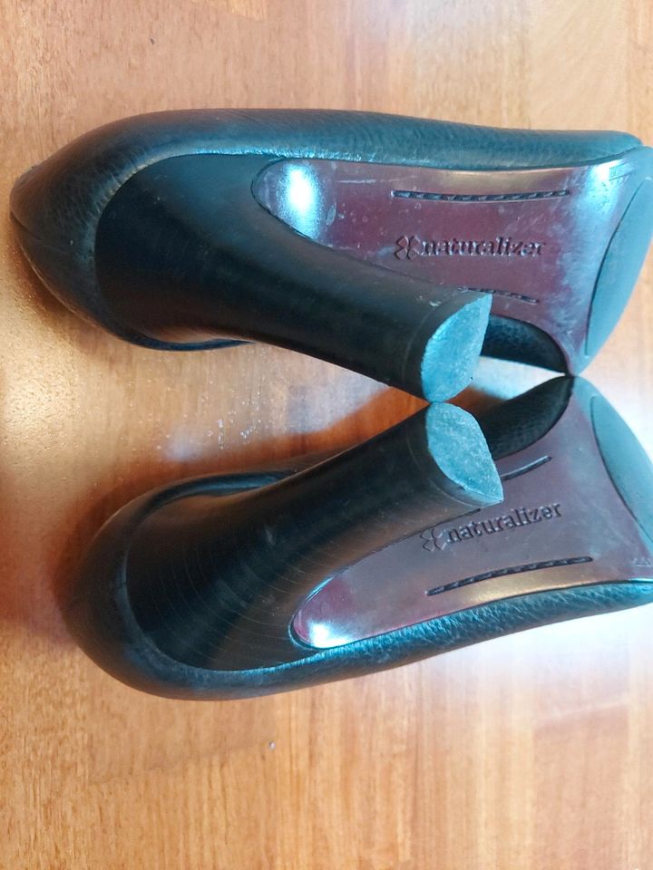 Pumps mit Schnalle Gr. 41 (9,5) schwarz von naturalizer in Neuffen