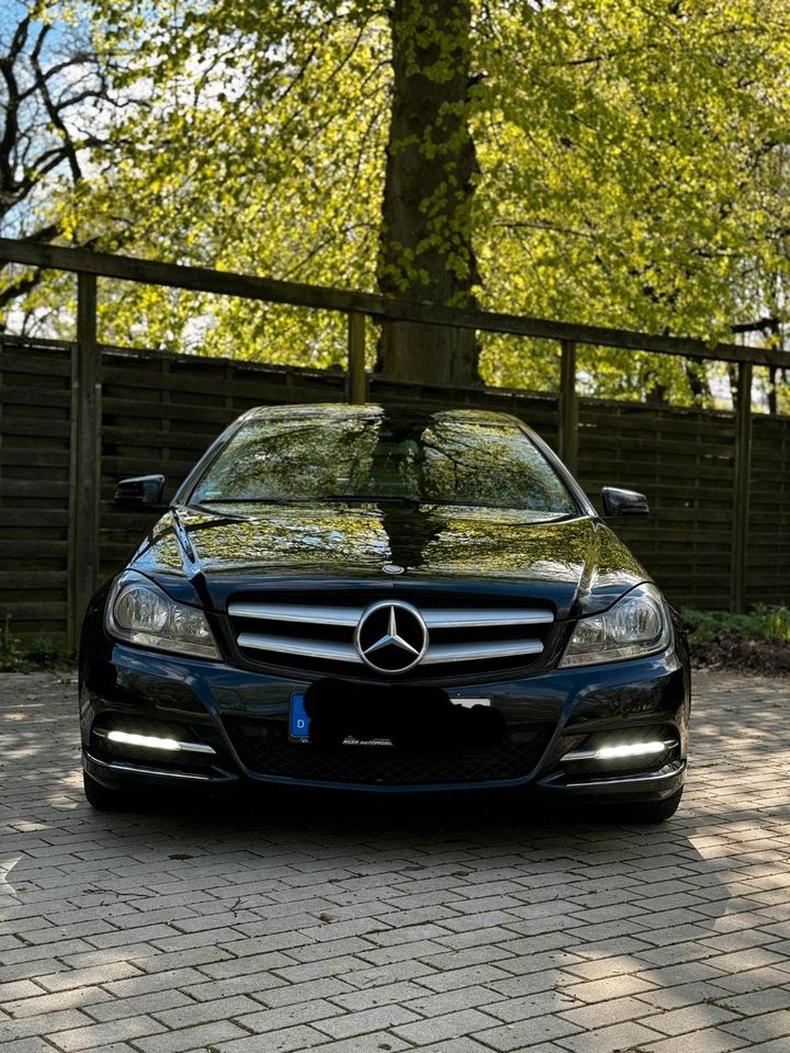 Auto Mercedes c220 w204 cope in Hamburg