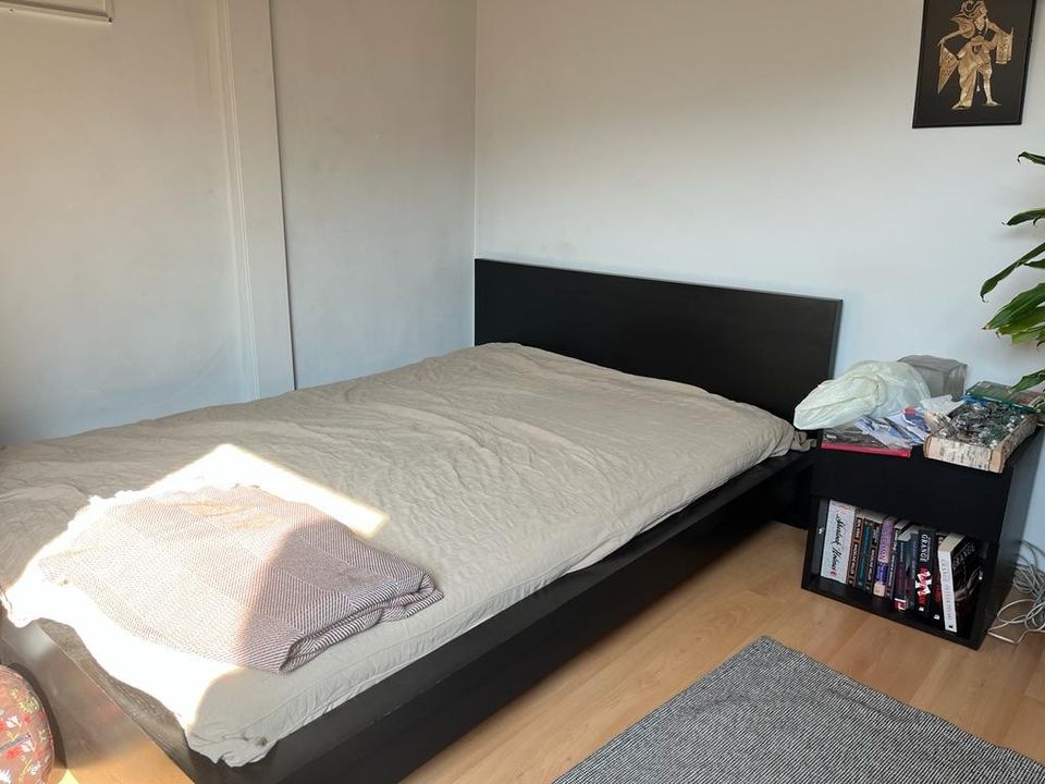 Bett von Ikea 140 x 200 cm mit Lattenrost und Nachttisch in Seeheim-Jugenheim