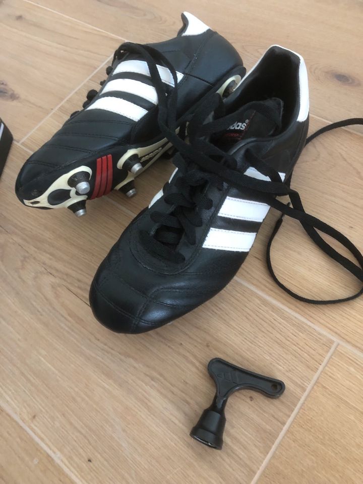 Adidas Libero 40 SG Schraubstollen Fu ballschuhe Leder Neuwertig