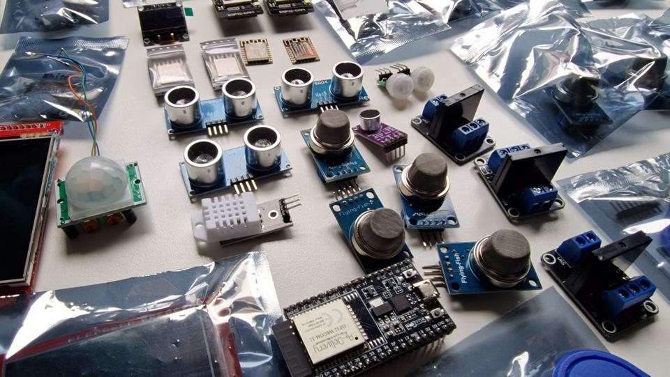 ESP32 Arduino Basteln u.a. HC-SR501, AM312, MQ-135, HC-SR04 etc. in Riegelsberg