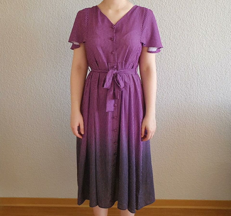 Midi-Kleid mit kurzen Ärmeln, lila mit Farbverlauf in Greifswald