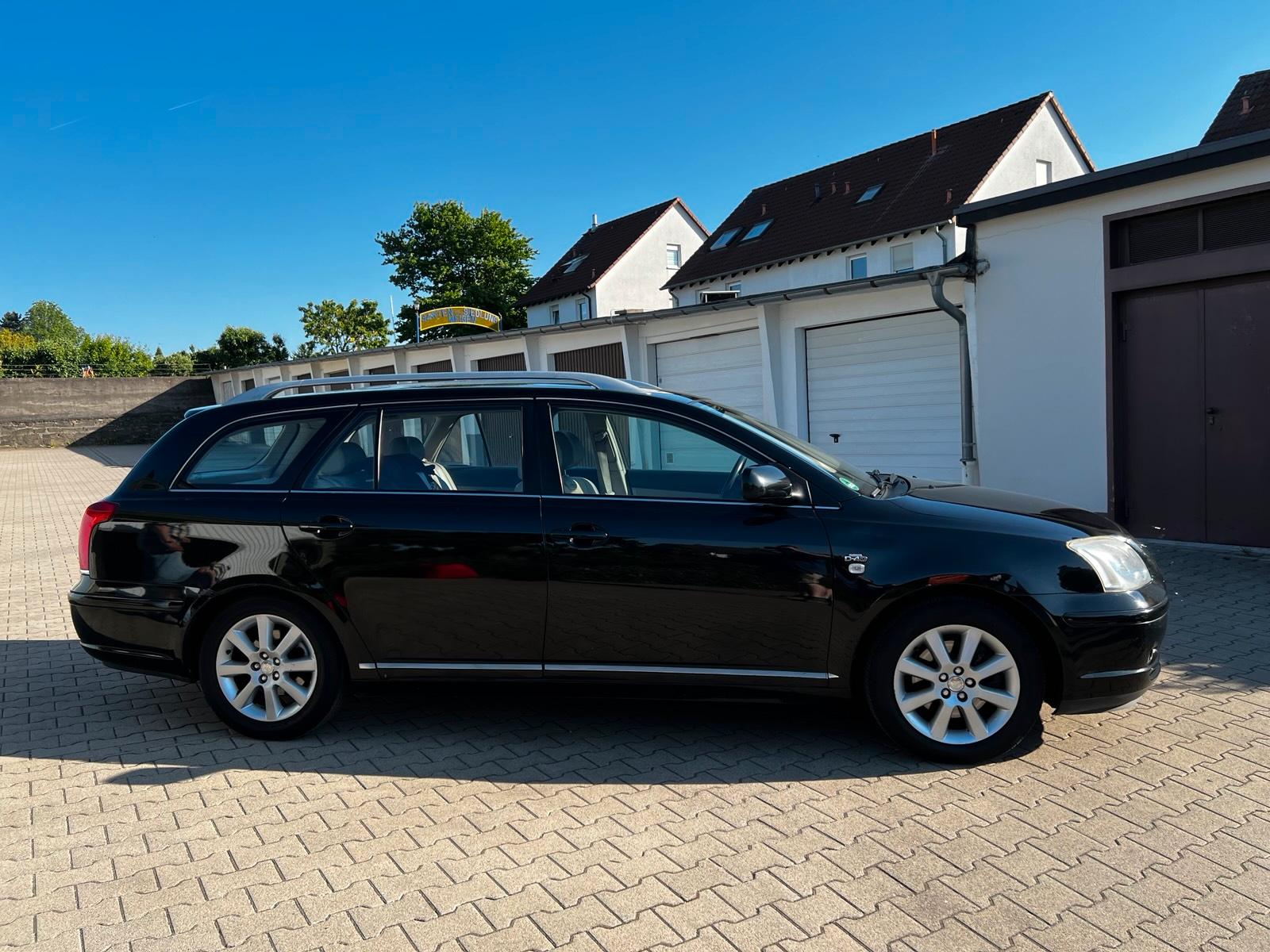 Abbildung des Autos Toyota Avensis Kombi 2.0…