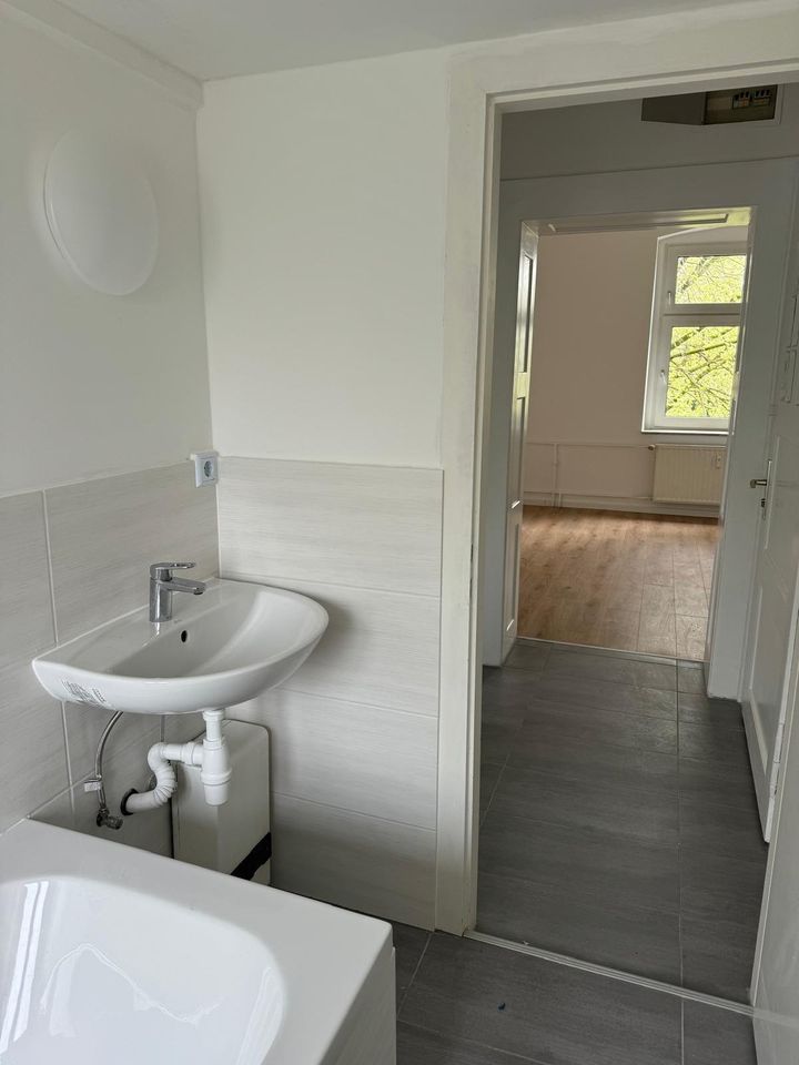 Hier möchte ich wohnen! Frisch sanierte 2 Zimmer Wohnung mit Einbauküche, Badewanne und wunderschönen Gemeinschftsgarten in Remscheid