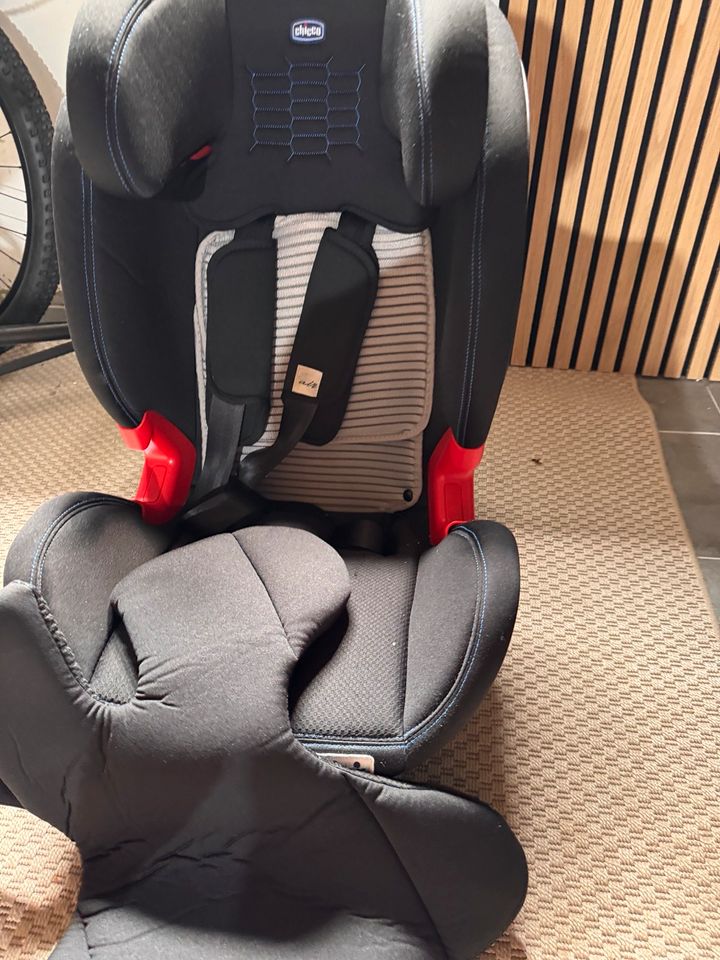 Chicco Akita Fix  9-36 kg mit isofix Kindersitz in Stendal