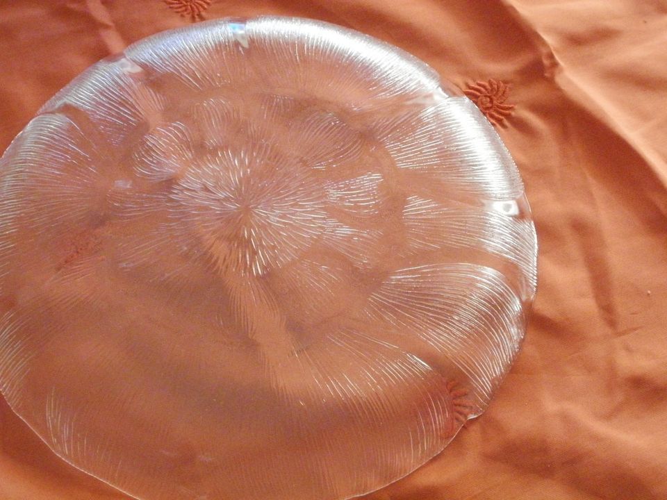 Zeitlose Kuchenplatte aus Glas im Blattdesign in Schleiden