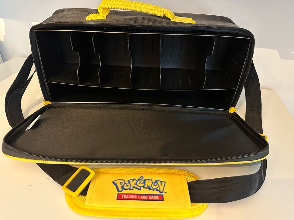 Pokémon Ultra Pro Sammelkoffer Pikachu Deluxe Tasche in Lübeck