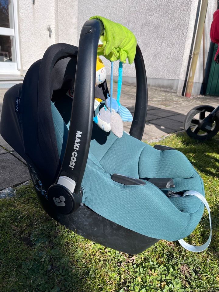 Kinderwagen und Babyschale von Maxi Cosi - 3 in 1 in Markt Schwaben