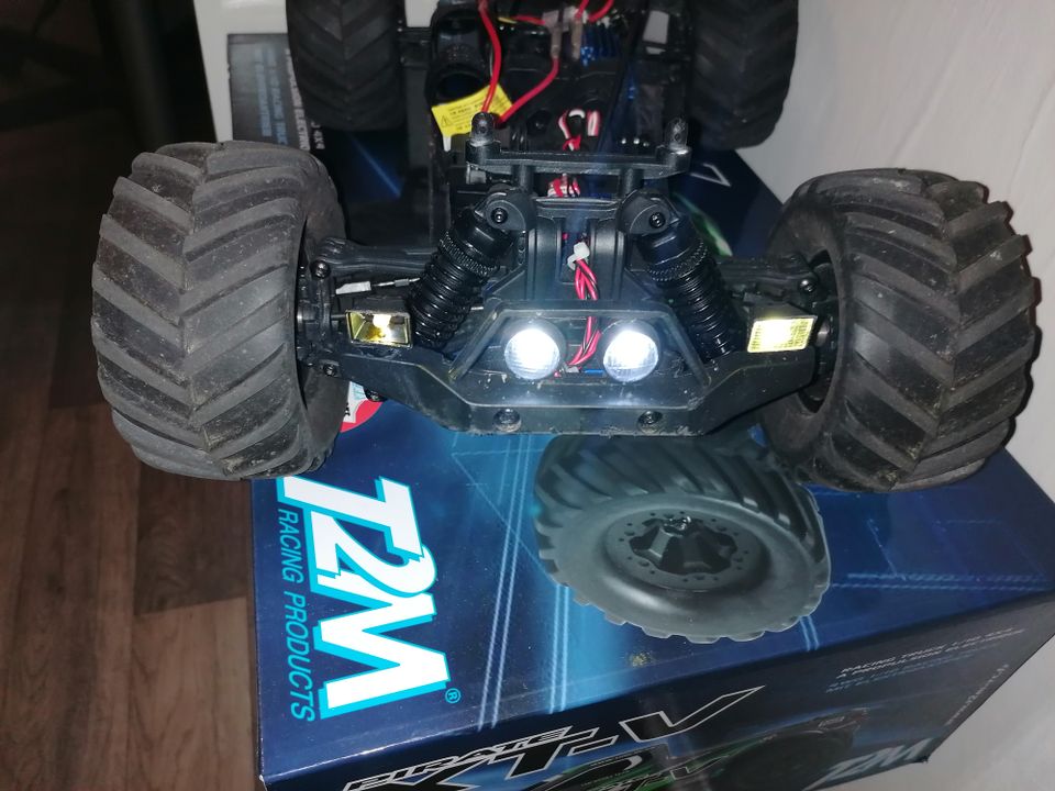 T2M Pirate XT-V 1/10 RC Truck Neuwertig in Morsbach