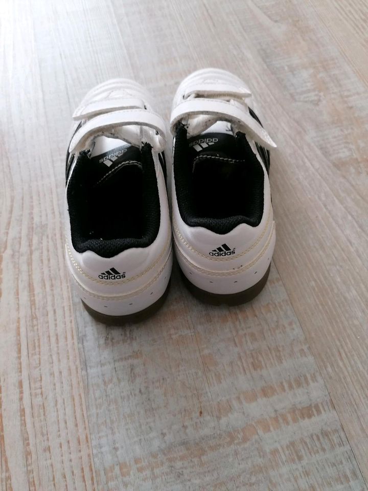 Adidas Sneaker Sportschuhe Hallenschuhe, weiß/schwarz, Gr. 32 in Friedberg (Hessen)