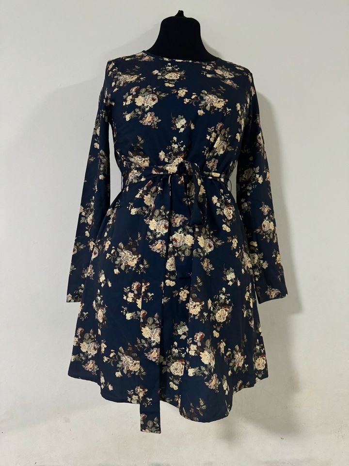 Kleid mit blumen muster gr:xs in Hanau