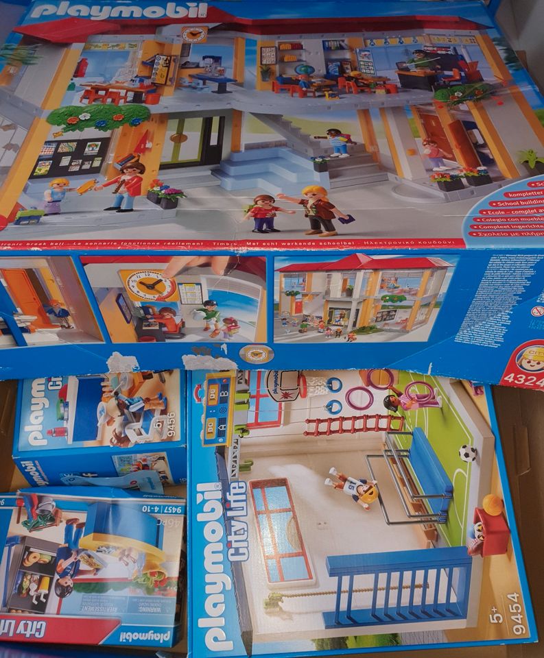 Playmobil Schule 4324 XXL, 4 Etagen, Turnhalle, Bus + Haltestelle in Lachendorf