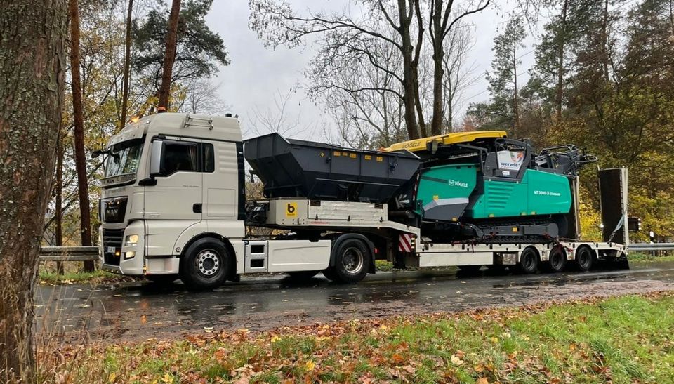 Tieflader Transport von Baumaschinen und Gerät in Walschleben