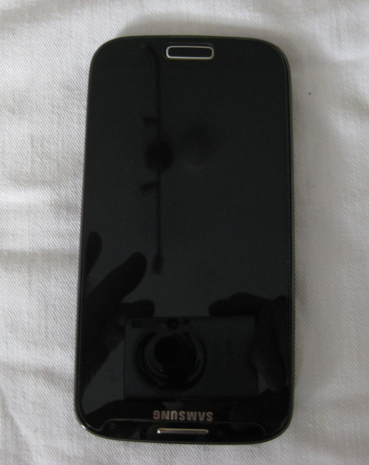 Samsung Galaxy S 4 Black mit Panzerglas in Herborn